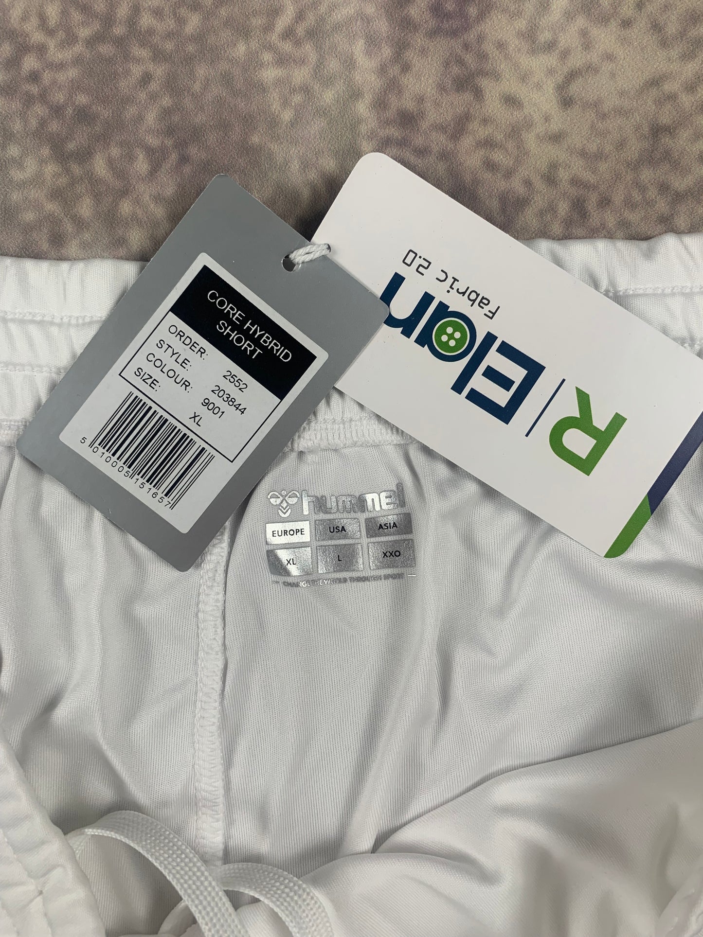 Hummel Shorts in Weiß