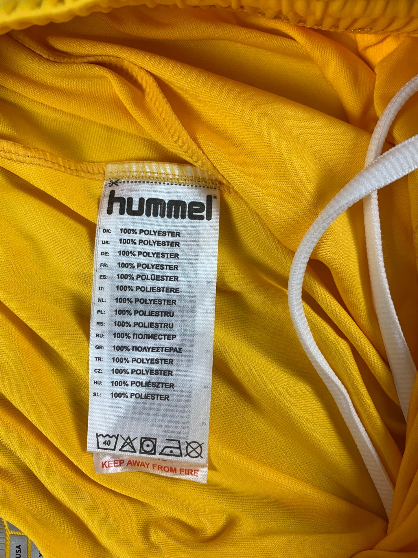 Hummel Shorts in Gelb