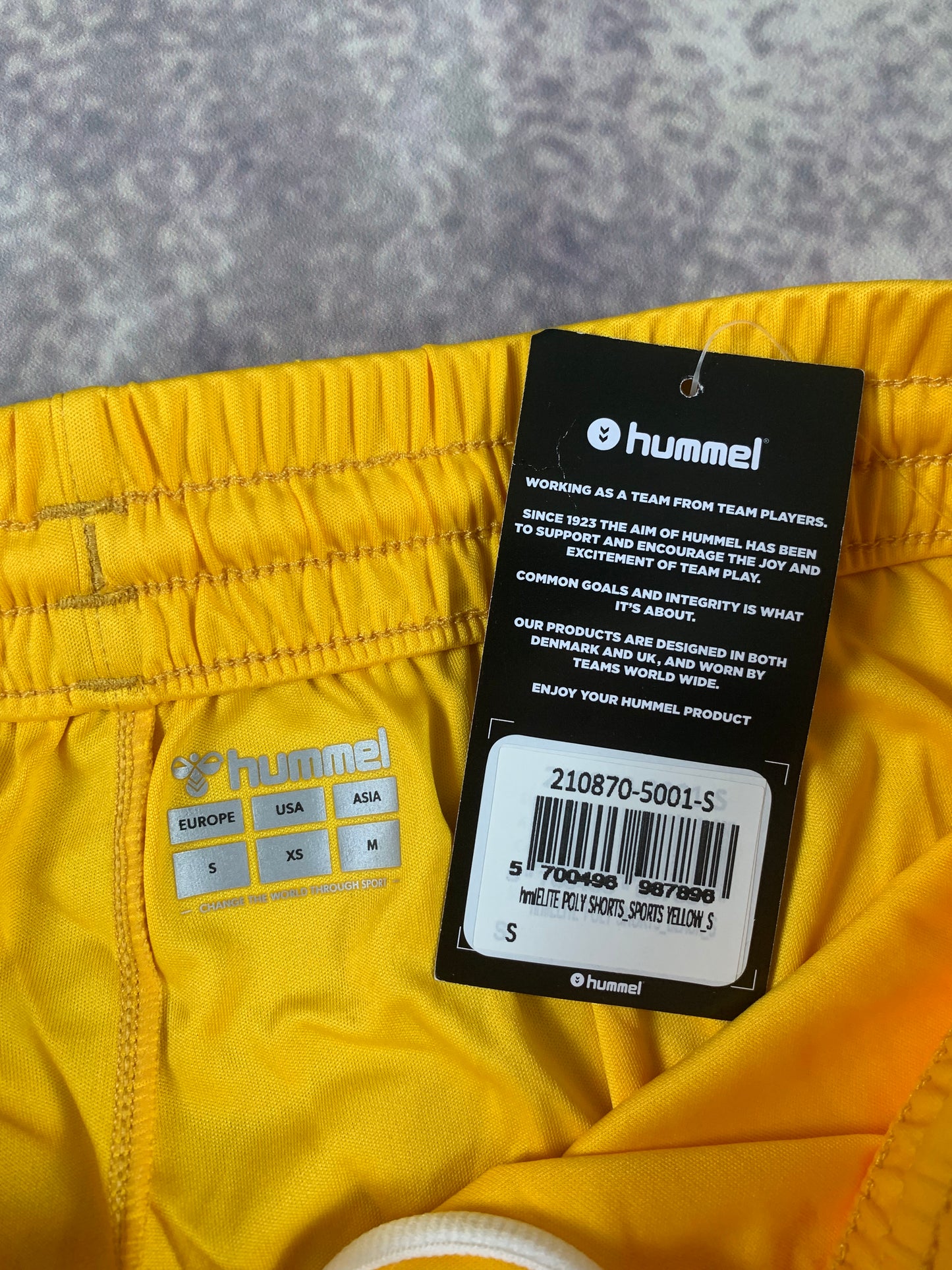 Hummel Shorts in Gelb