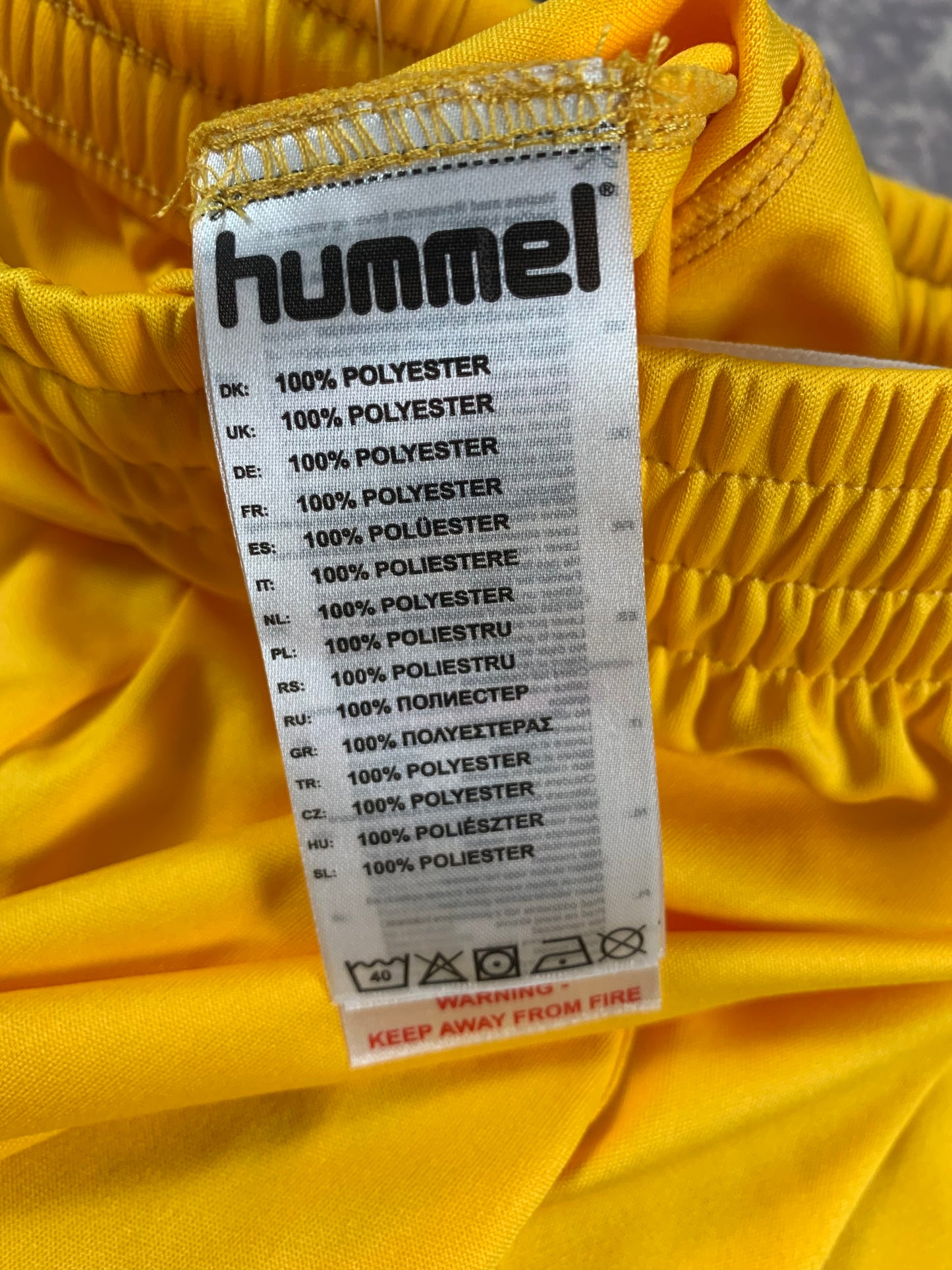 Hummel Kinder-Shorts in Gelb
