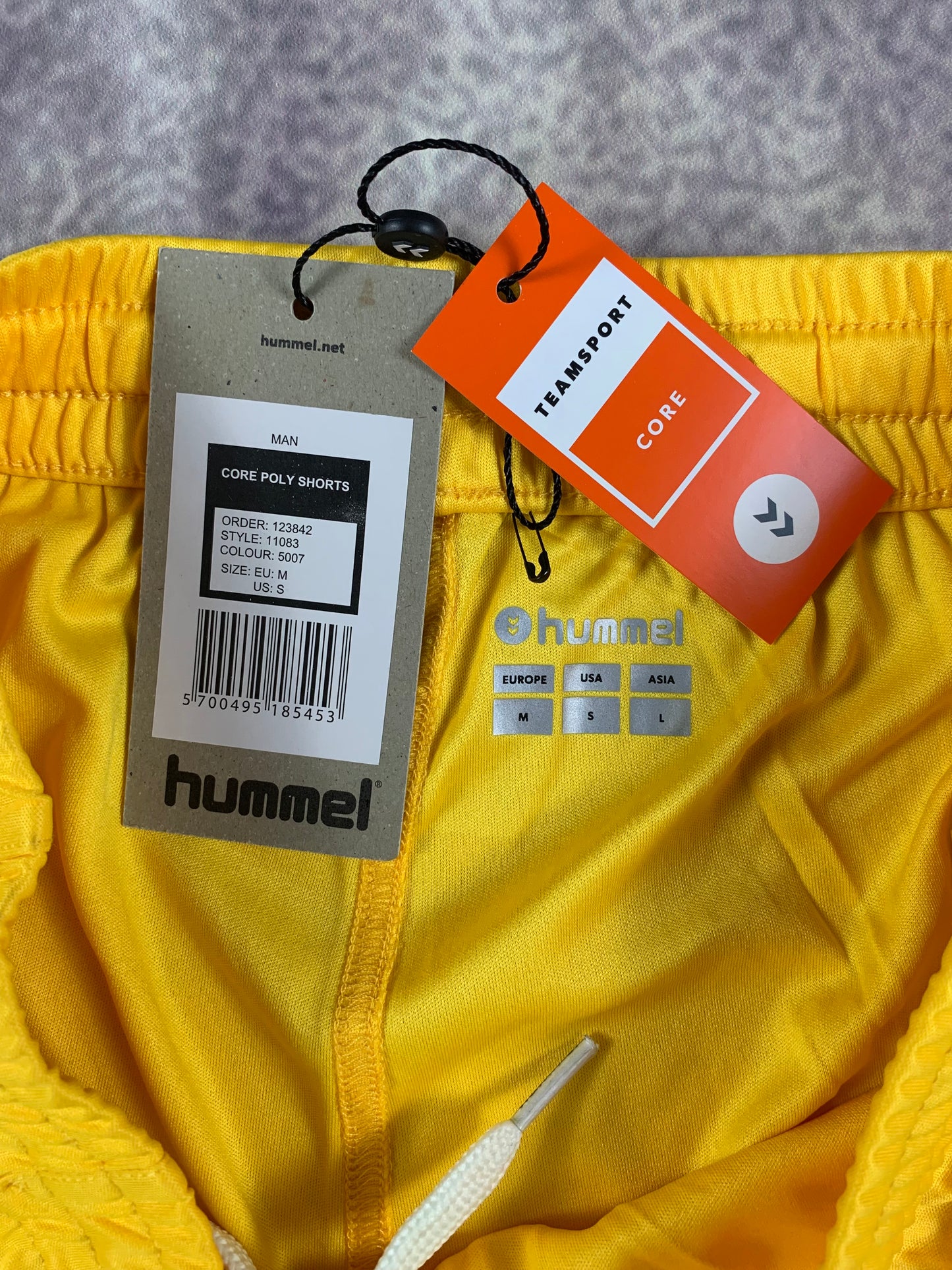 Hummel Shorts in Gelb
